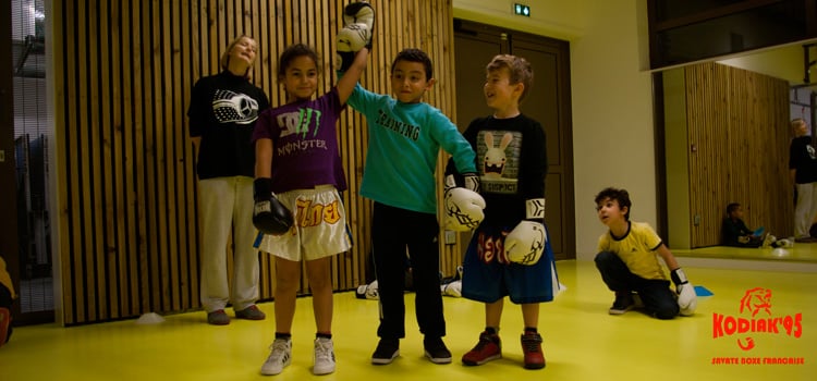Deux enfants du cours de boxe française enfants